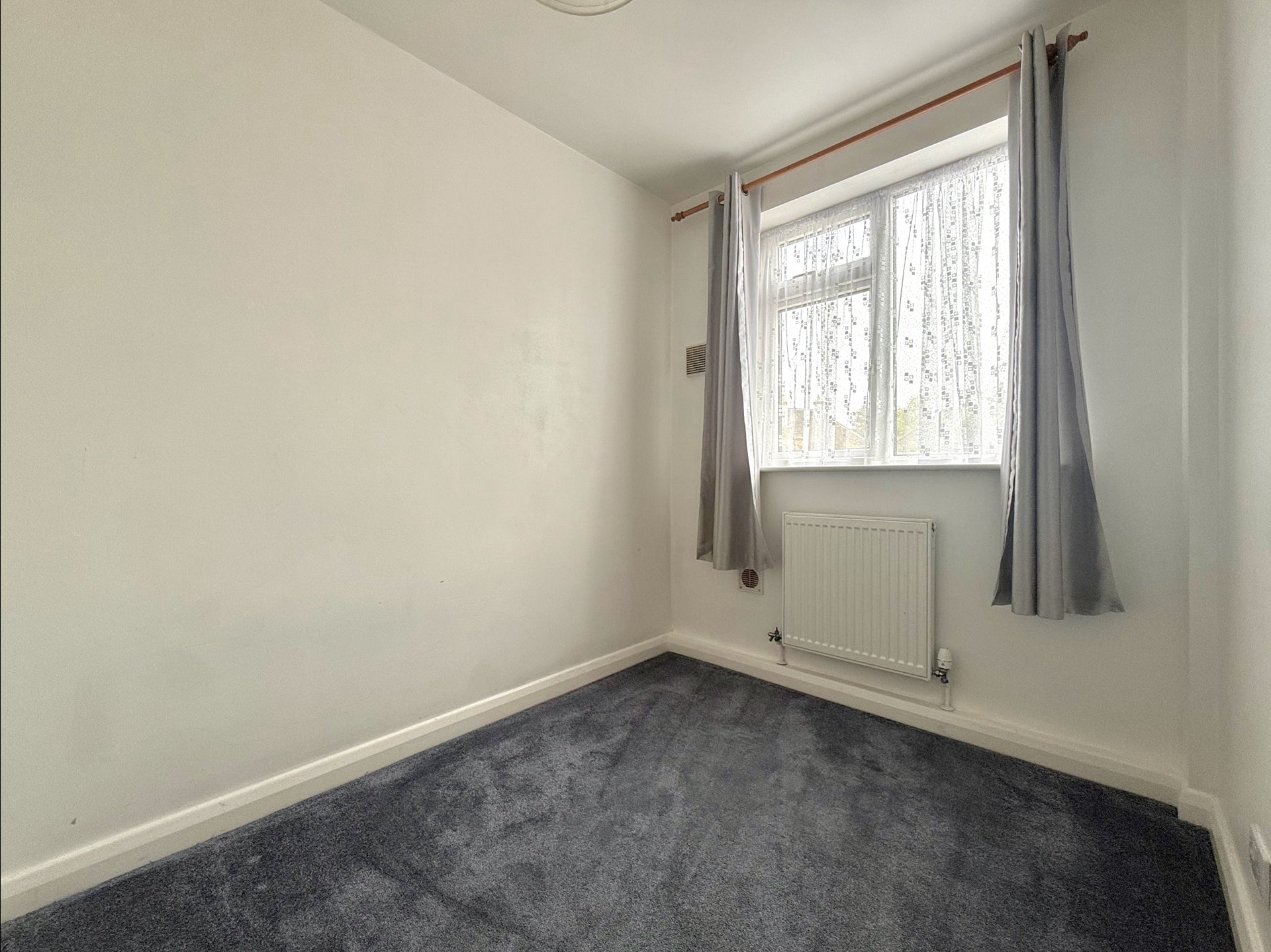 Flat Russell Crescent in Watford