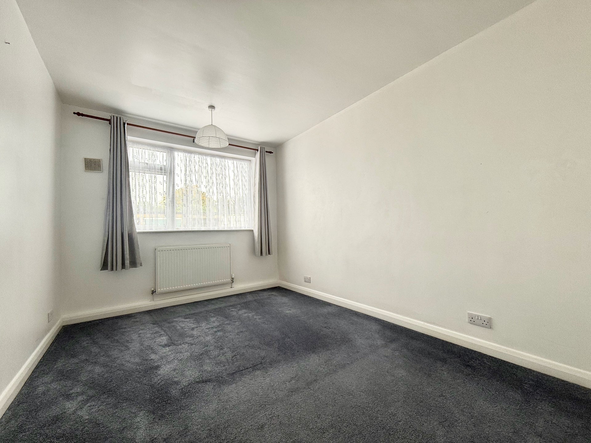 Flat Russell Crescent in Watford