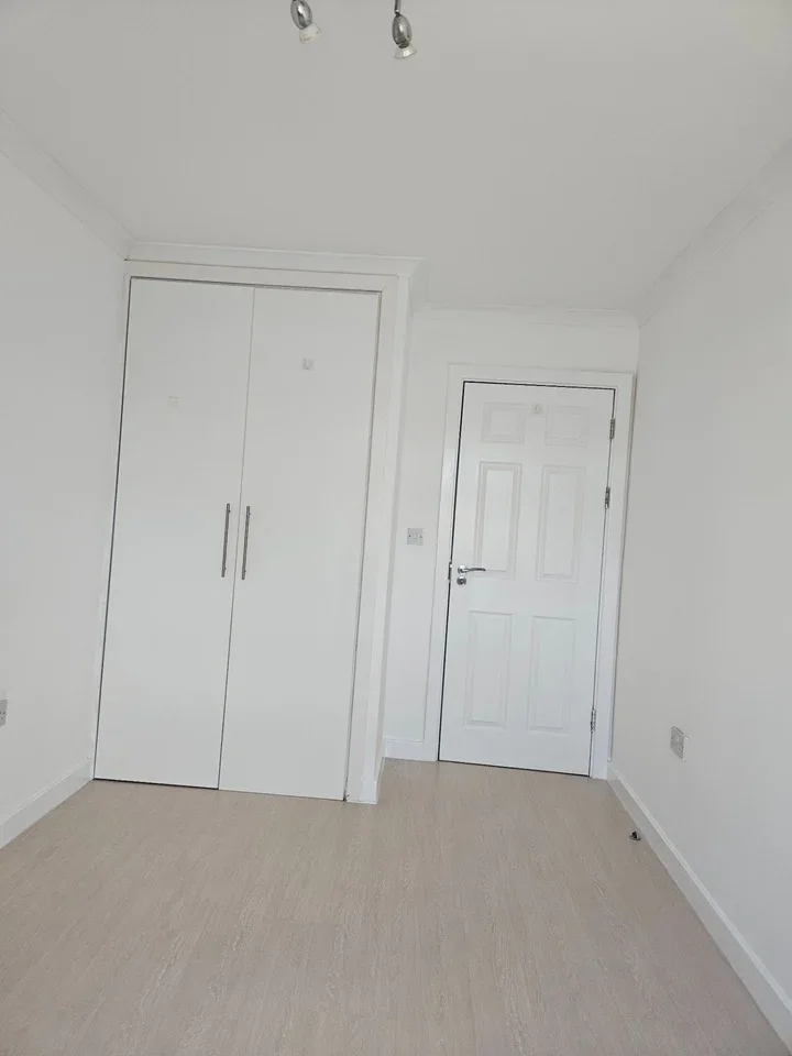 Flat Susannah Street in Greater London