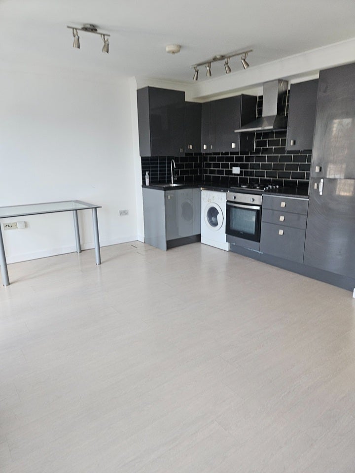 Flat Susannah Street in Greater London