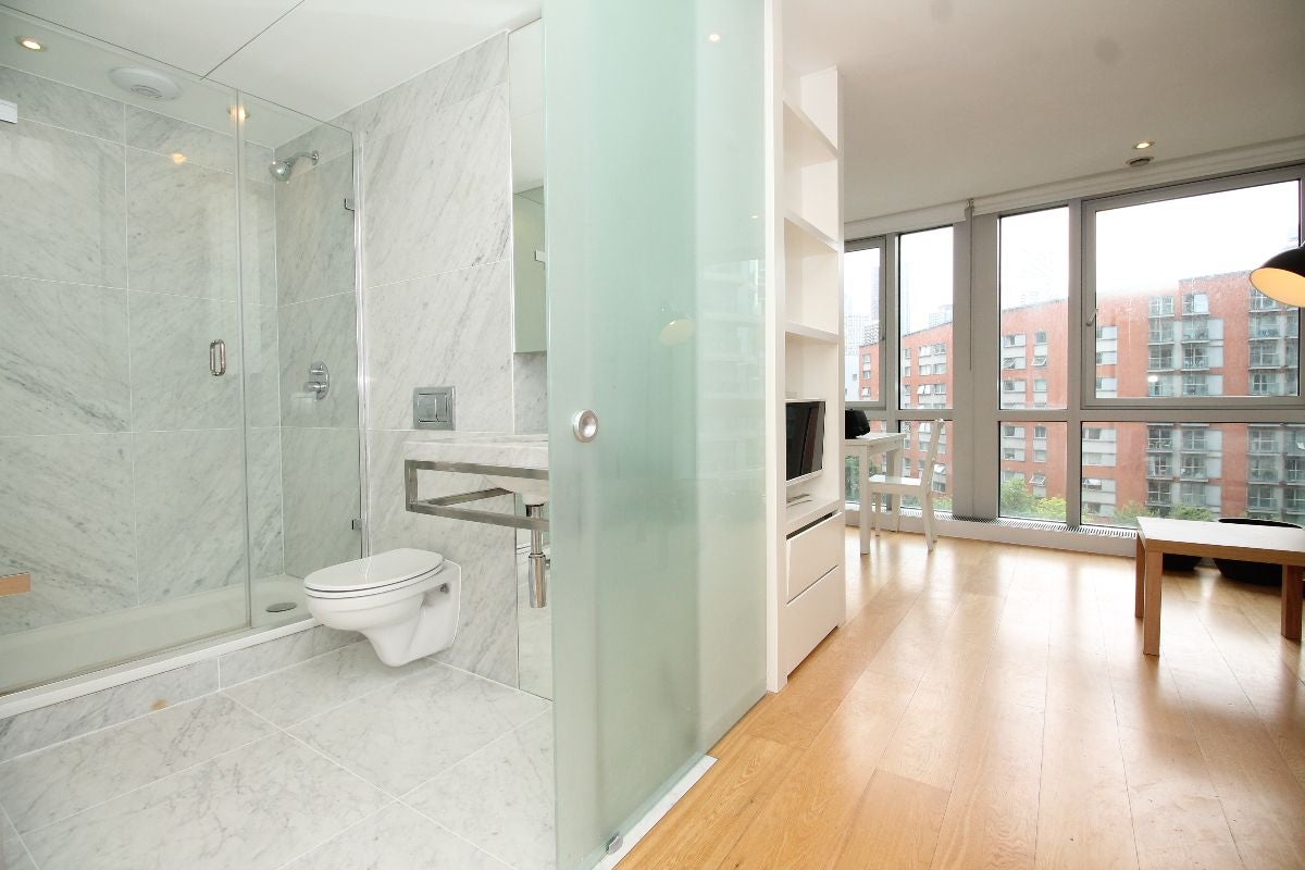 Flat Fairmont Avenue in Greater London