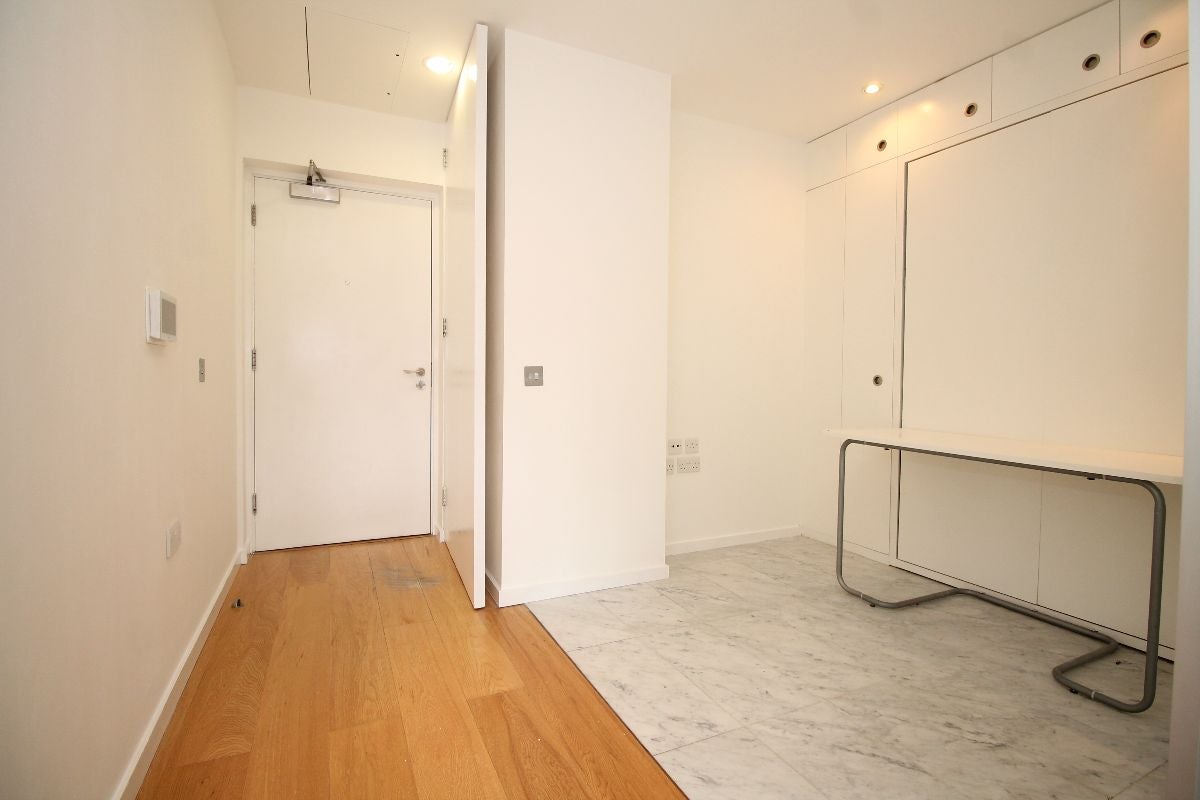Flat Fairmont Avenue in Greater London
