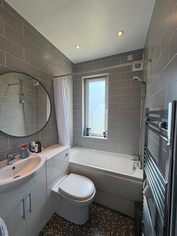 Flat Saughton Gardens in City of Edinburgh