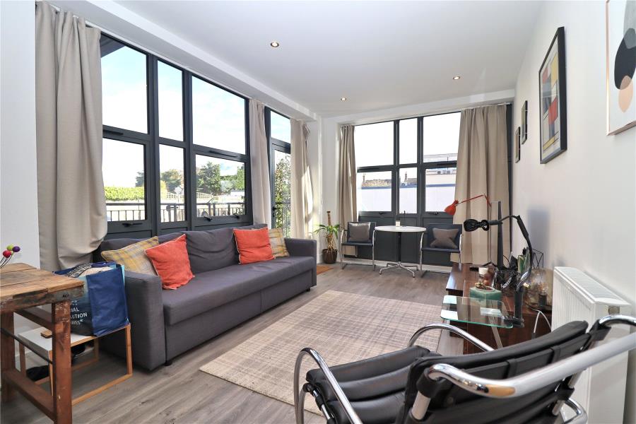 Flat Hipley Street in Woking