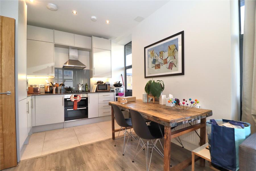 Flat Hipley Street in Woking