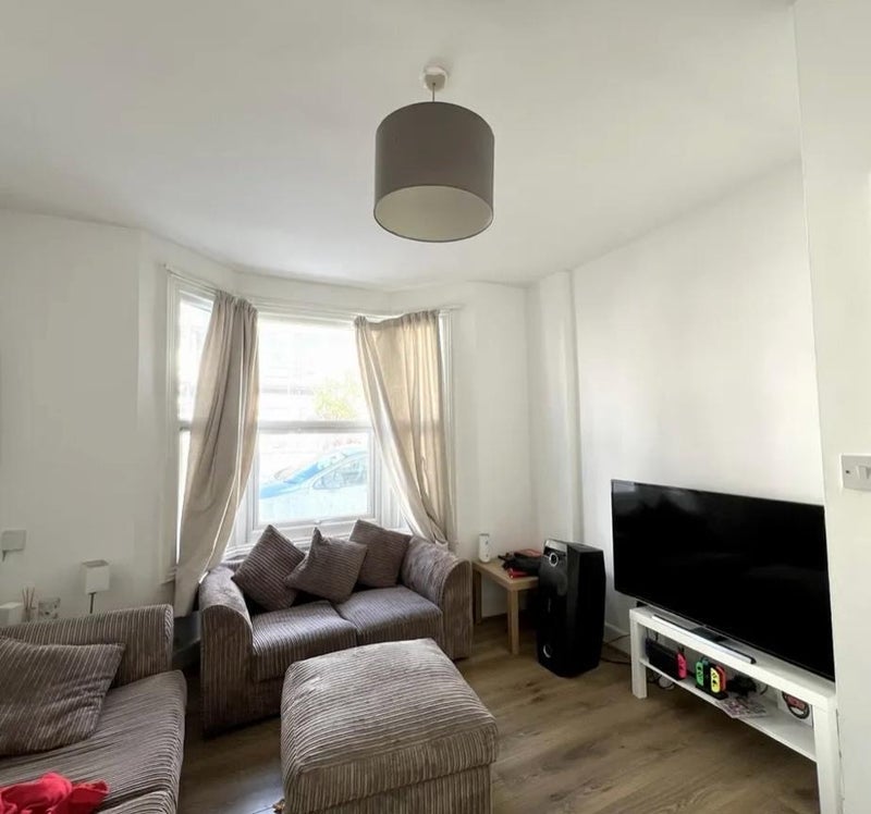 Room Valnay Street in Greater London