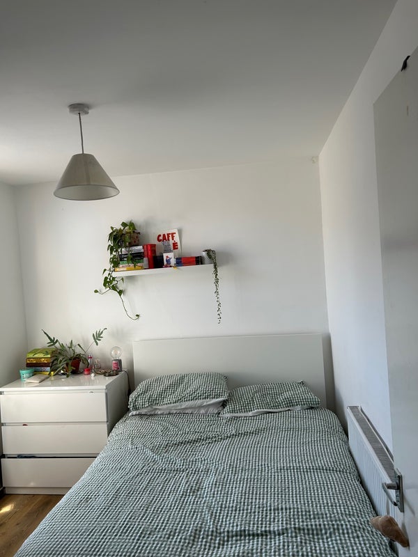 Room Valnay Street in Greater London