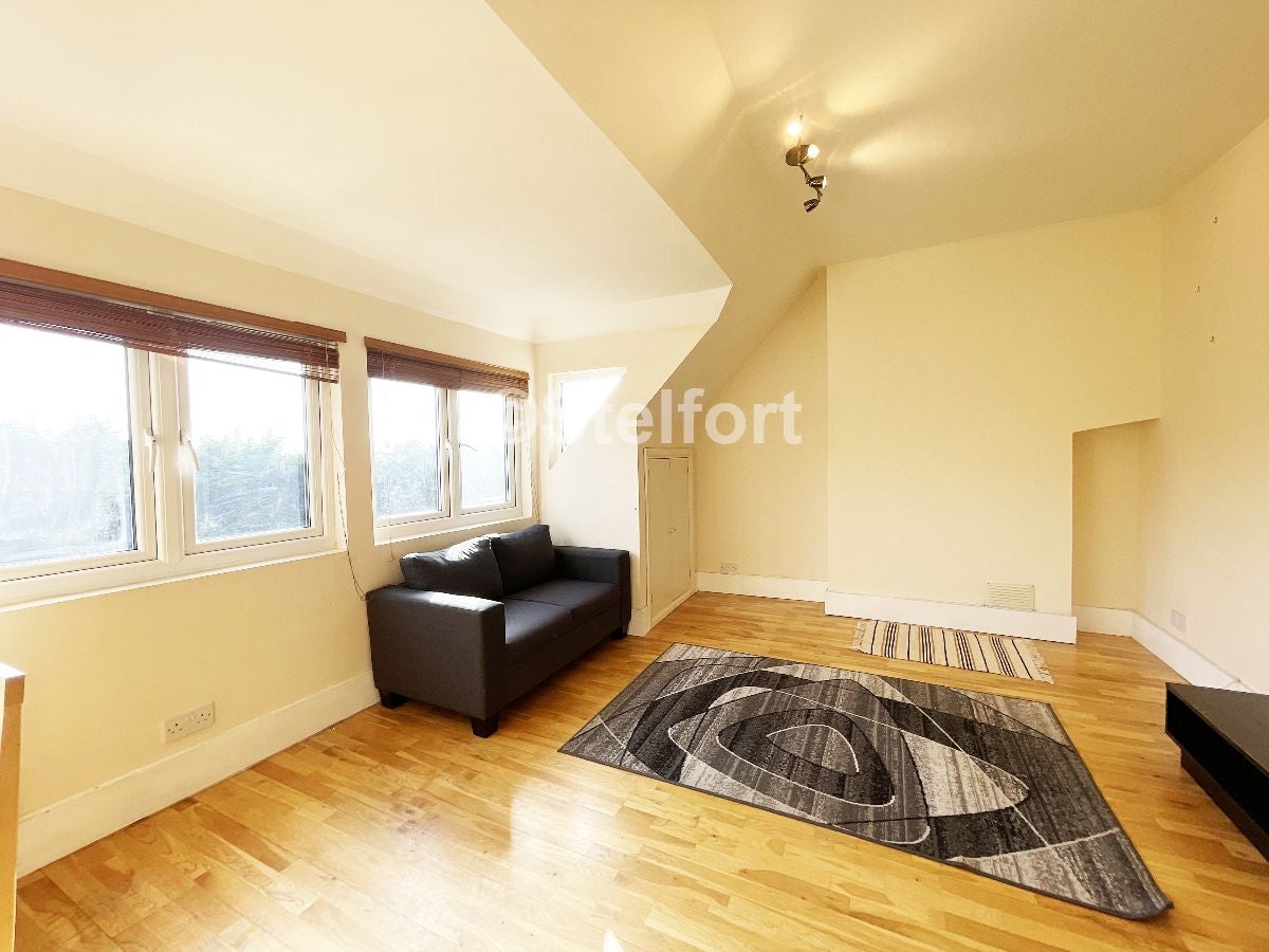 Flat The Ridgeway in Greater London