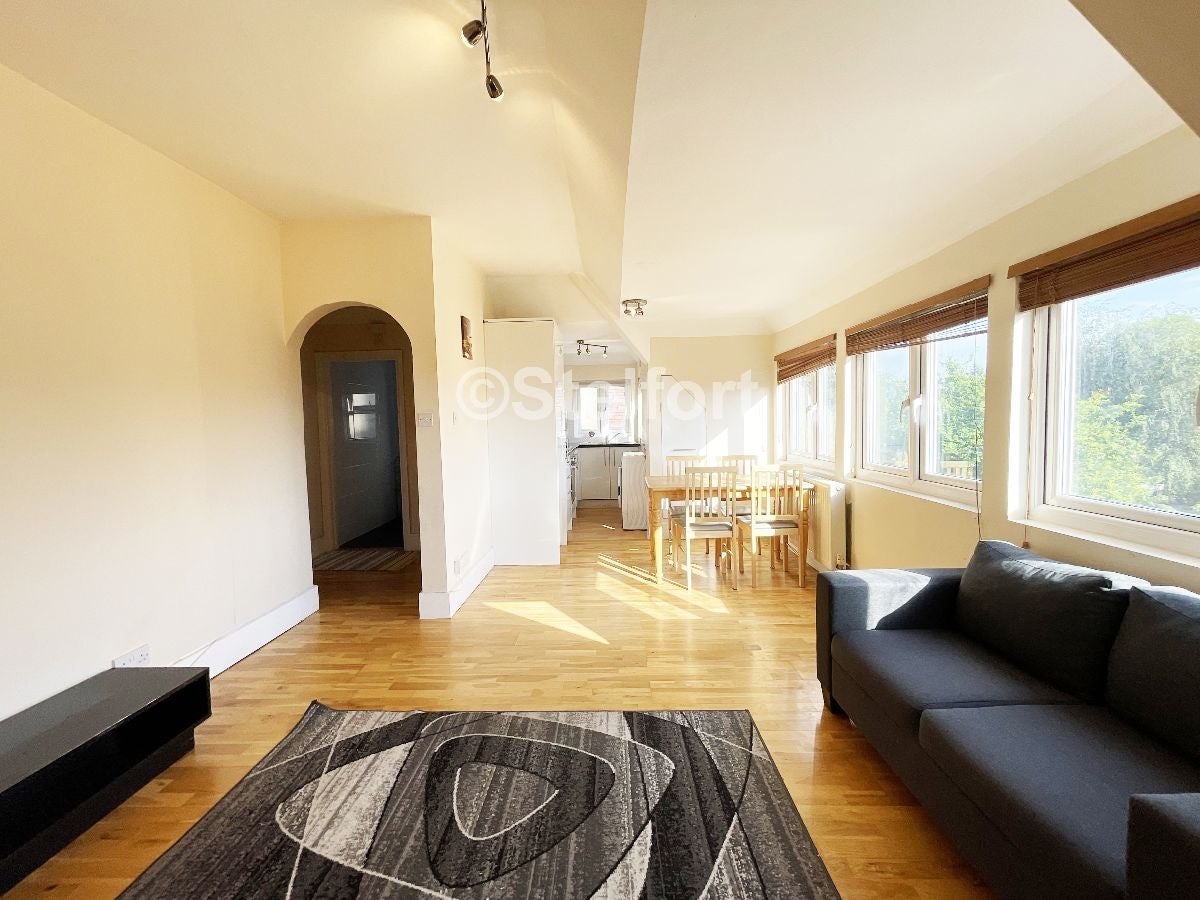 Flat The Ridgeway in Greater London