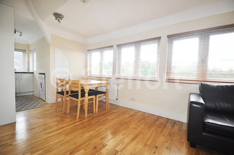Flat The Ridgeway in Greater London
