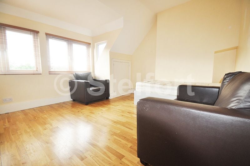 Flat The Ridgeway in Greater London