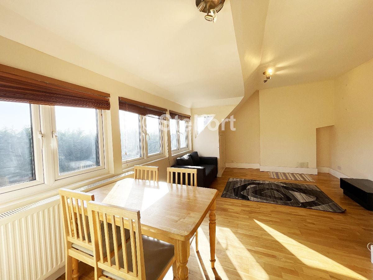 Flat The Ridgeway in Greater London