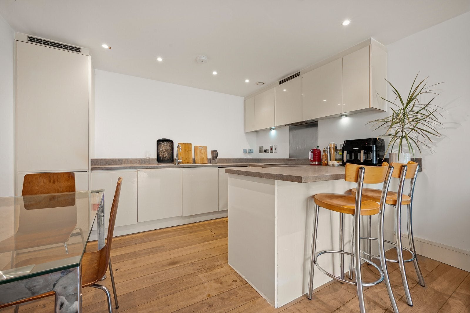 Flat Edgeley Lane in Greater London