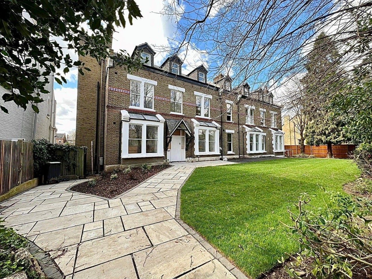 Flat Fairfax Road in Greater London