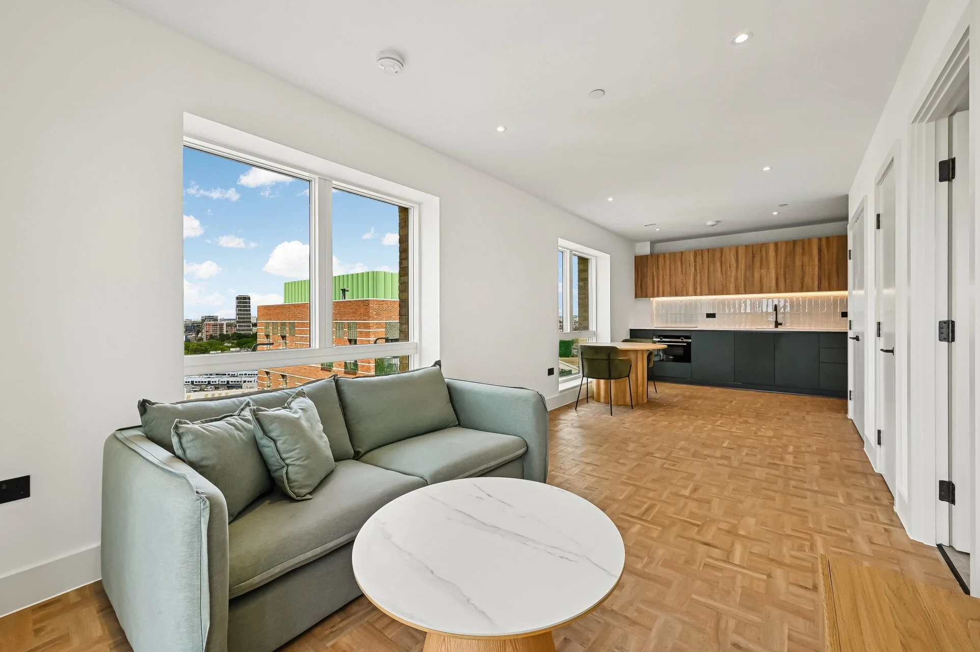 Flat Monarch Square in Greater London