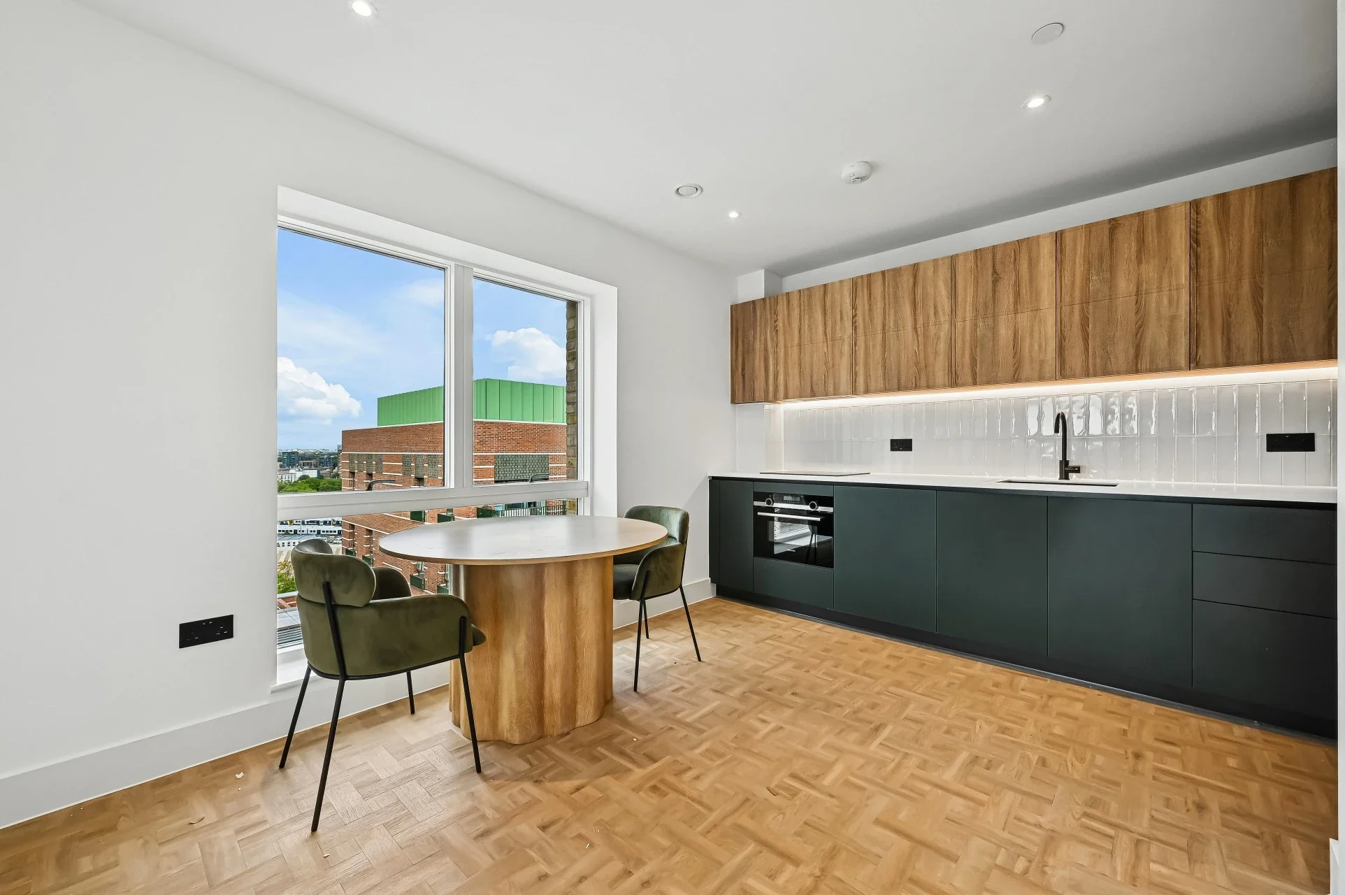 Flat Monarch Square in Greater London
