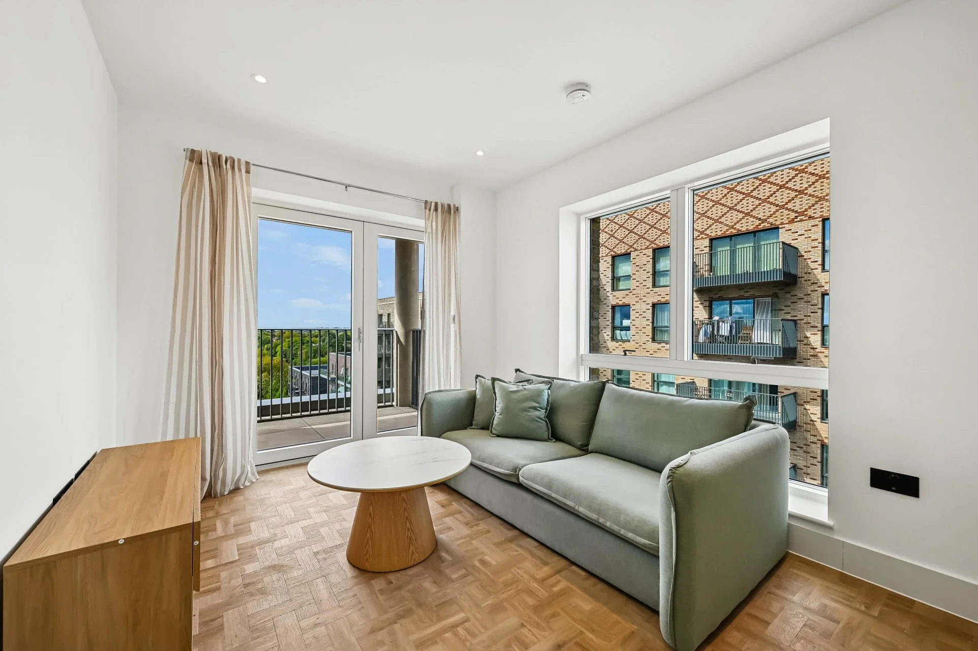 Flat Monarch Square in Greater London