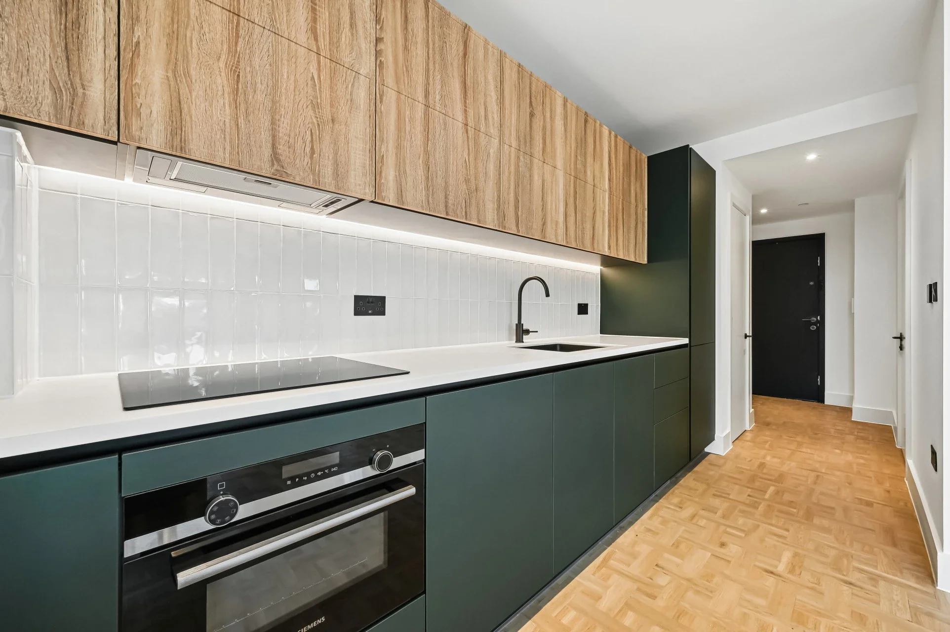 Flat Monarch Square in Greater London