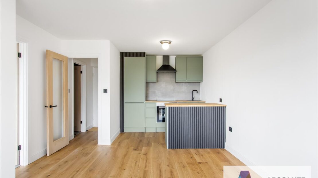 Room Dunraven Drive in Greater London