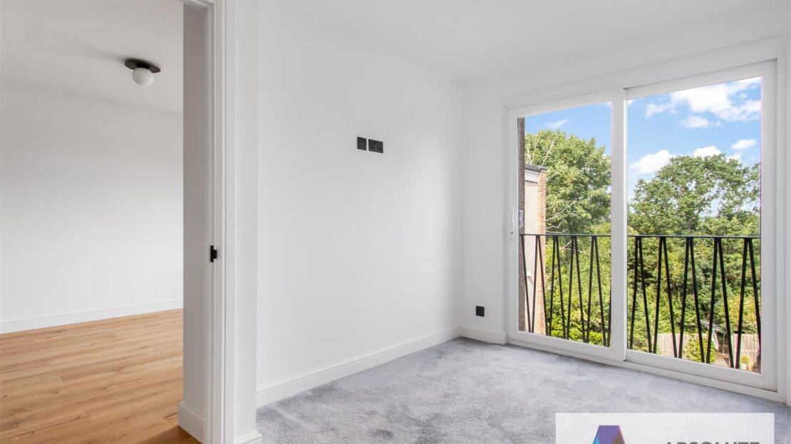 Room Dunraven Drive in Greater London