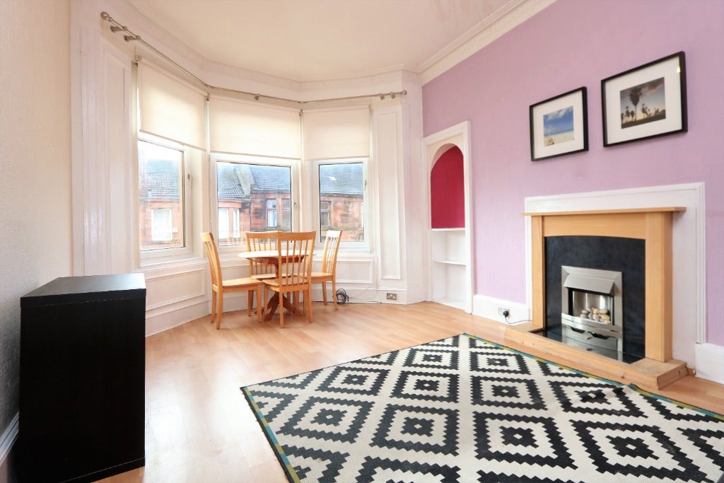 Flat Roslea Drive in Glasgow