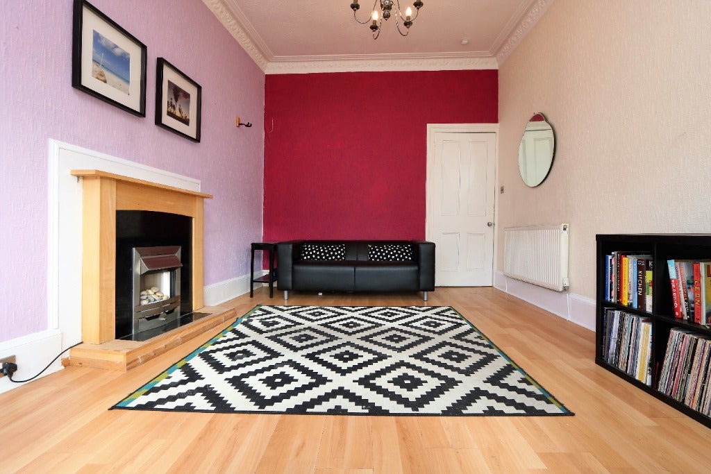 Flat Roslea Drive in Glasgow