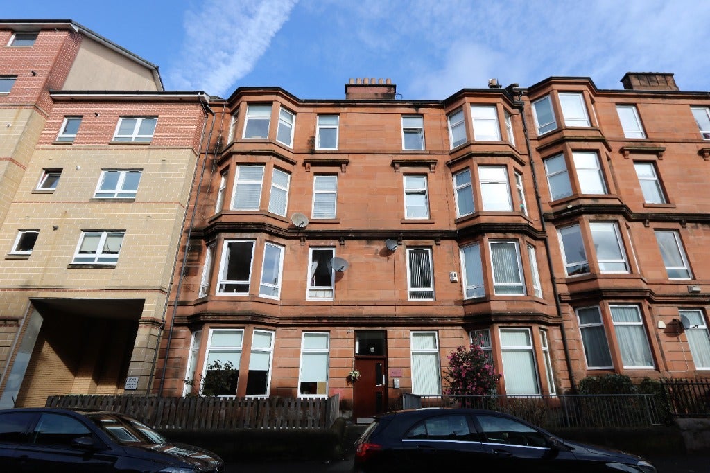 Flat Roslea Drive in Glasgow
