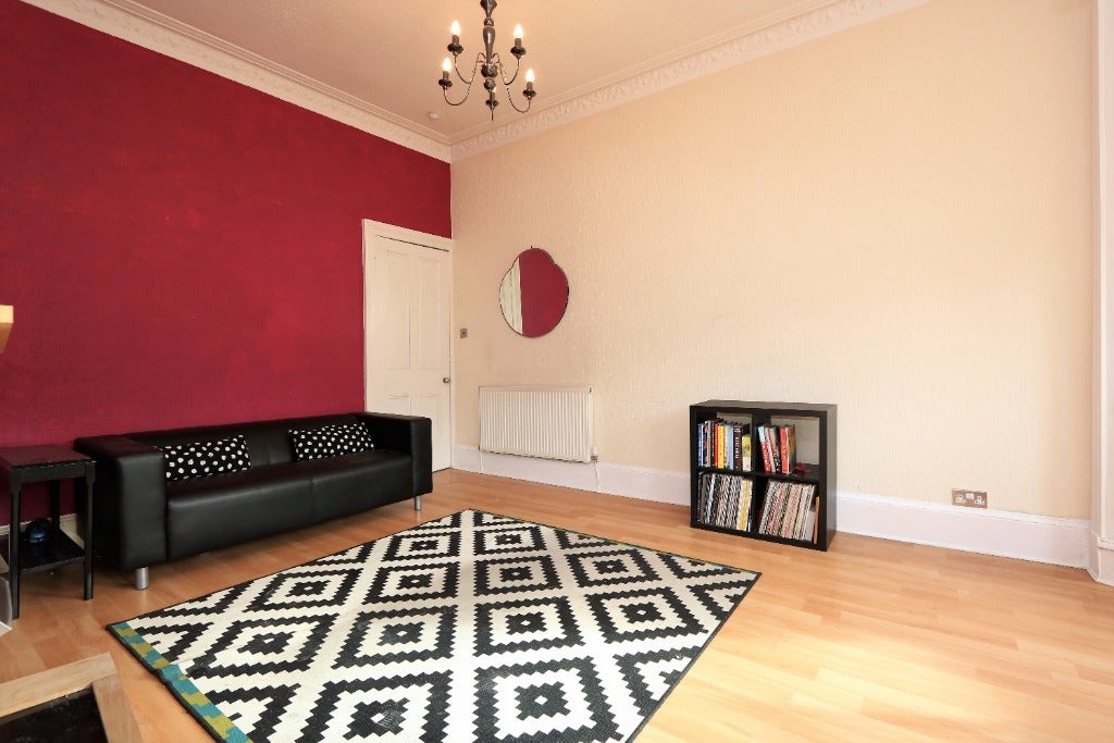 Flat Roslea Drive in Glasgow