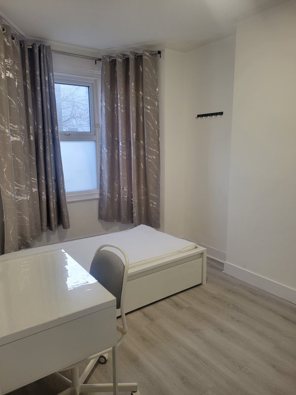 Room Lebanon Road in Greater London