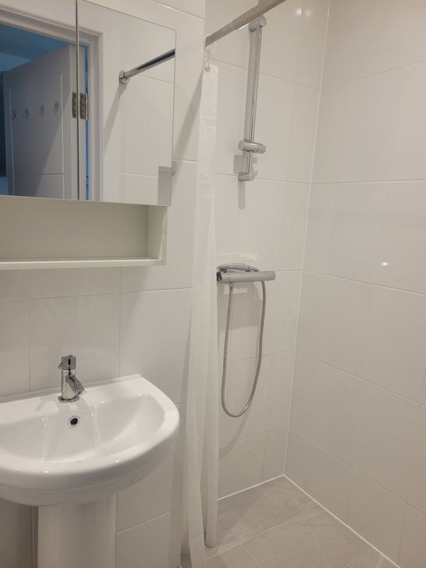 Room Lebanon Road in Greater London
