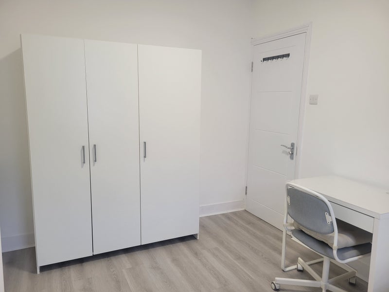 Room Lebanon Road in Greater London