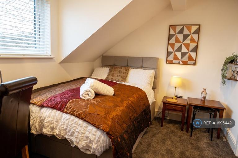 Room Priory Road in Liverpool
