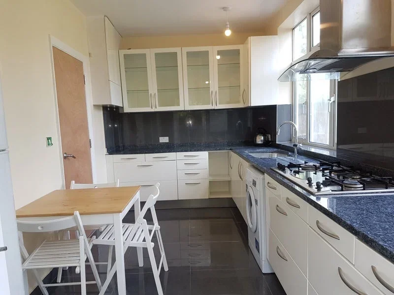 Room Kings Drive in Greater London