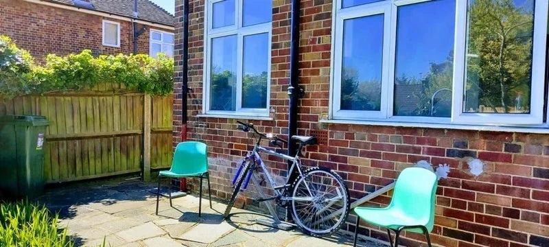 Room Kings Drive in Greater London