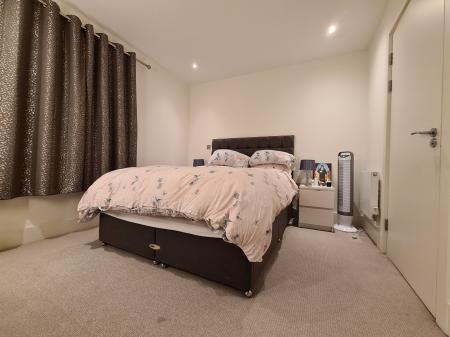 Flat Empire Way in Greater London