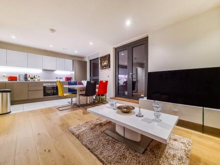 Flat Empire Way in Greater London