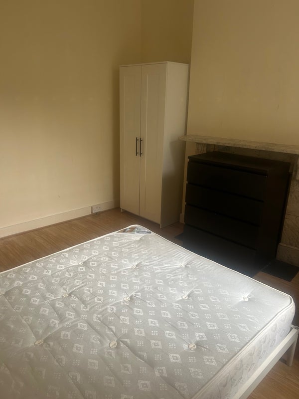 Room Pellerin Road in Greater London