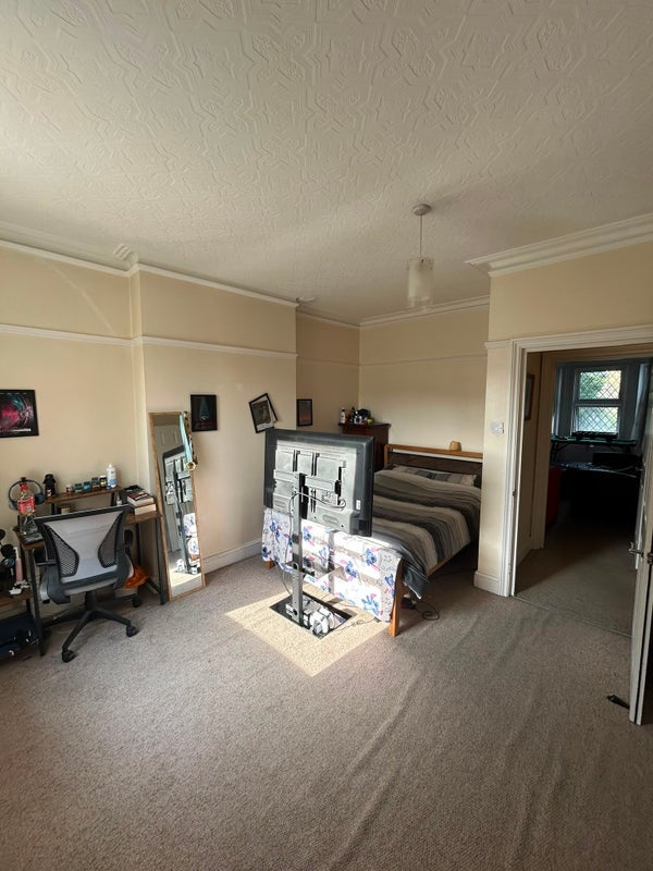 Room Nevis Road in Greater London
