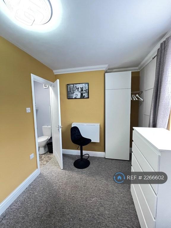 Room Beaconsfield Road in Poole