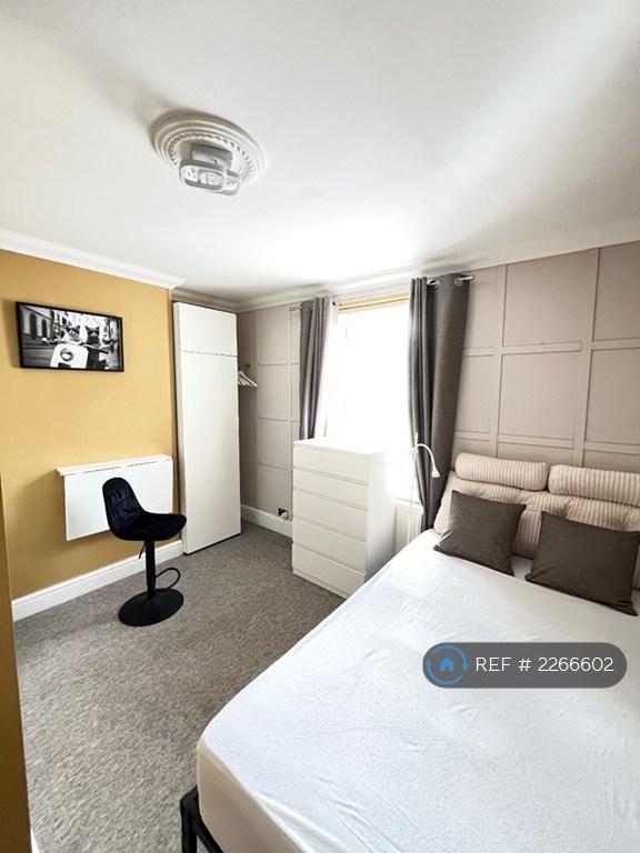 Room Beaconsfield Road in Poole