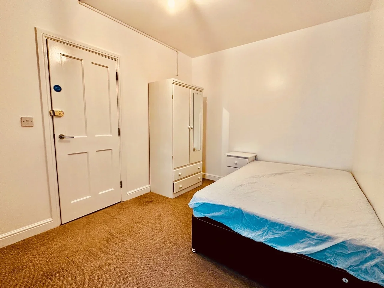 Room Mandrell Road in Greater London