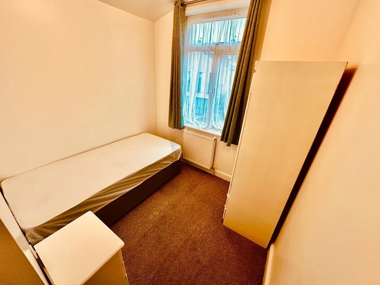Room Mandrell Road in Greater London