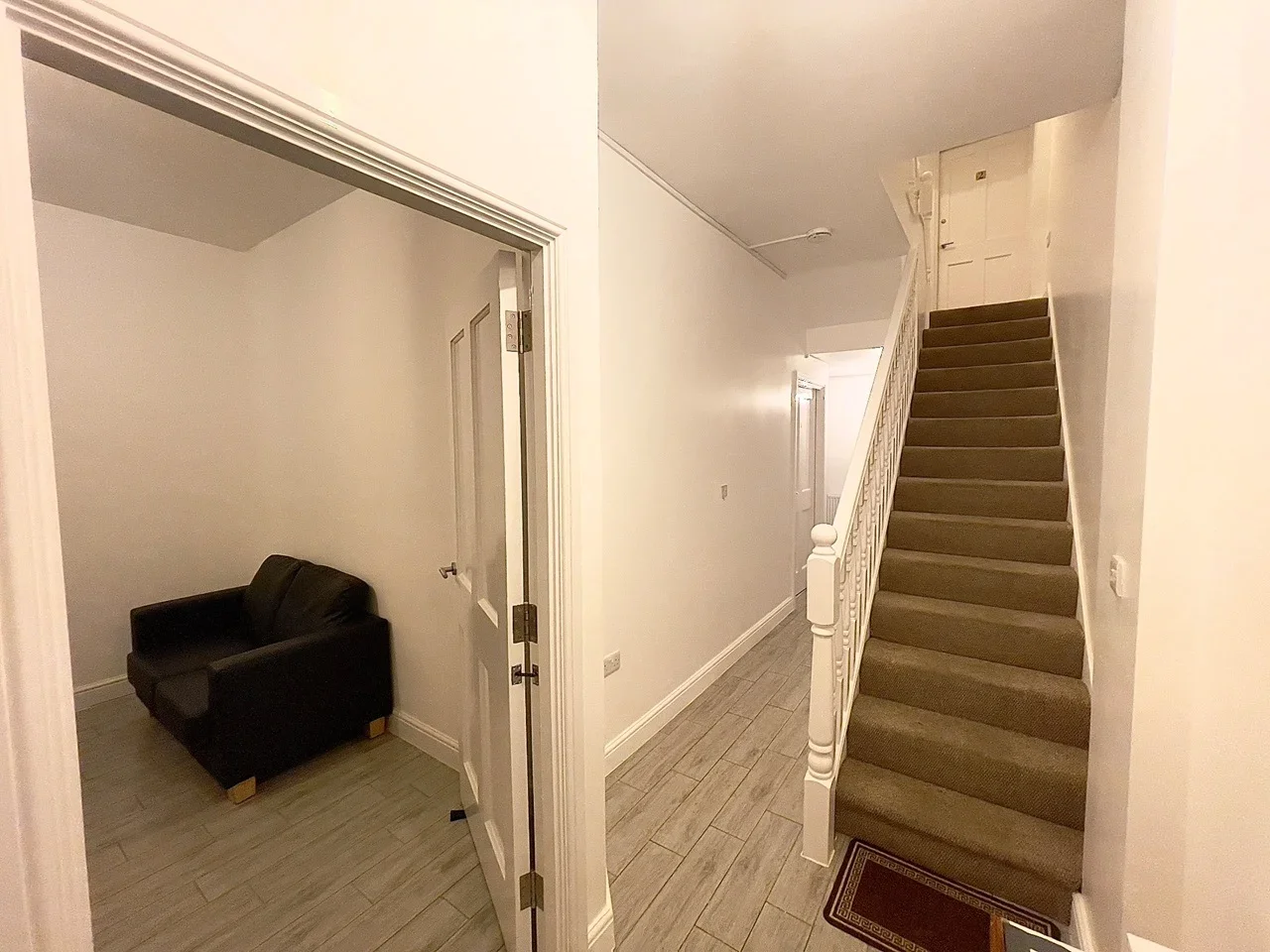 Room Mandrell Road in Greater London