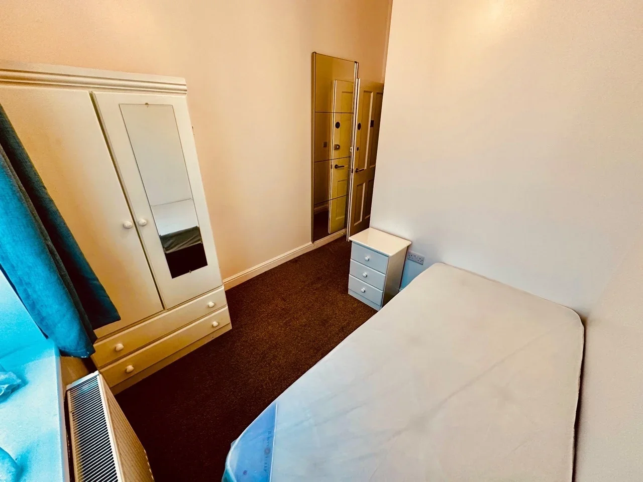Room Mandrell Road in Greater London
