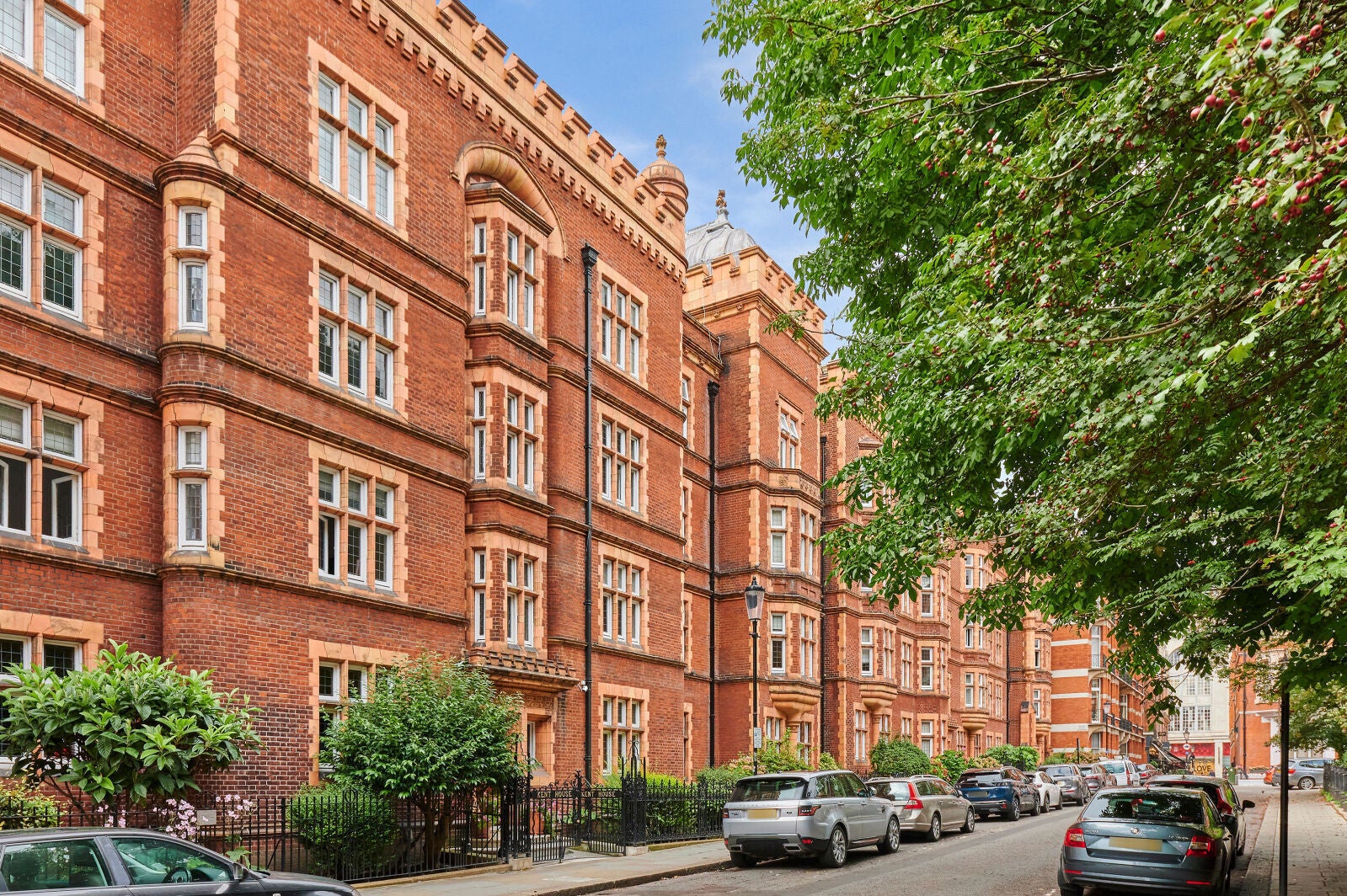 Flat Kensington Court in Greater London
