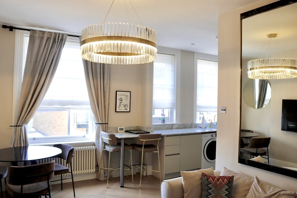 Flat Kensington Court in Greater London