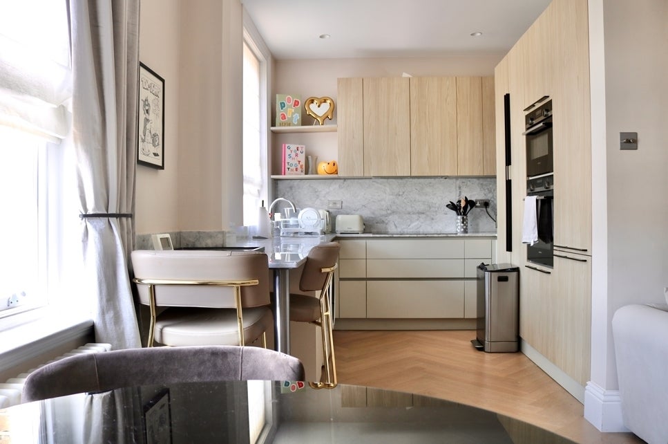 Flat Kensington Court in Greater London