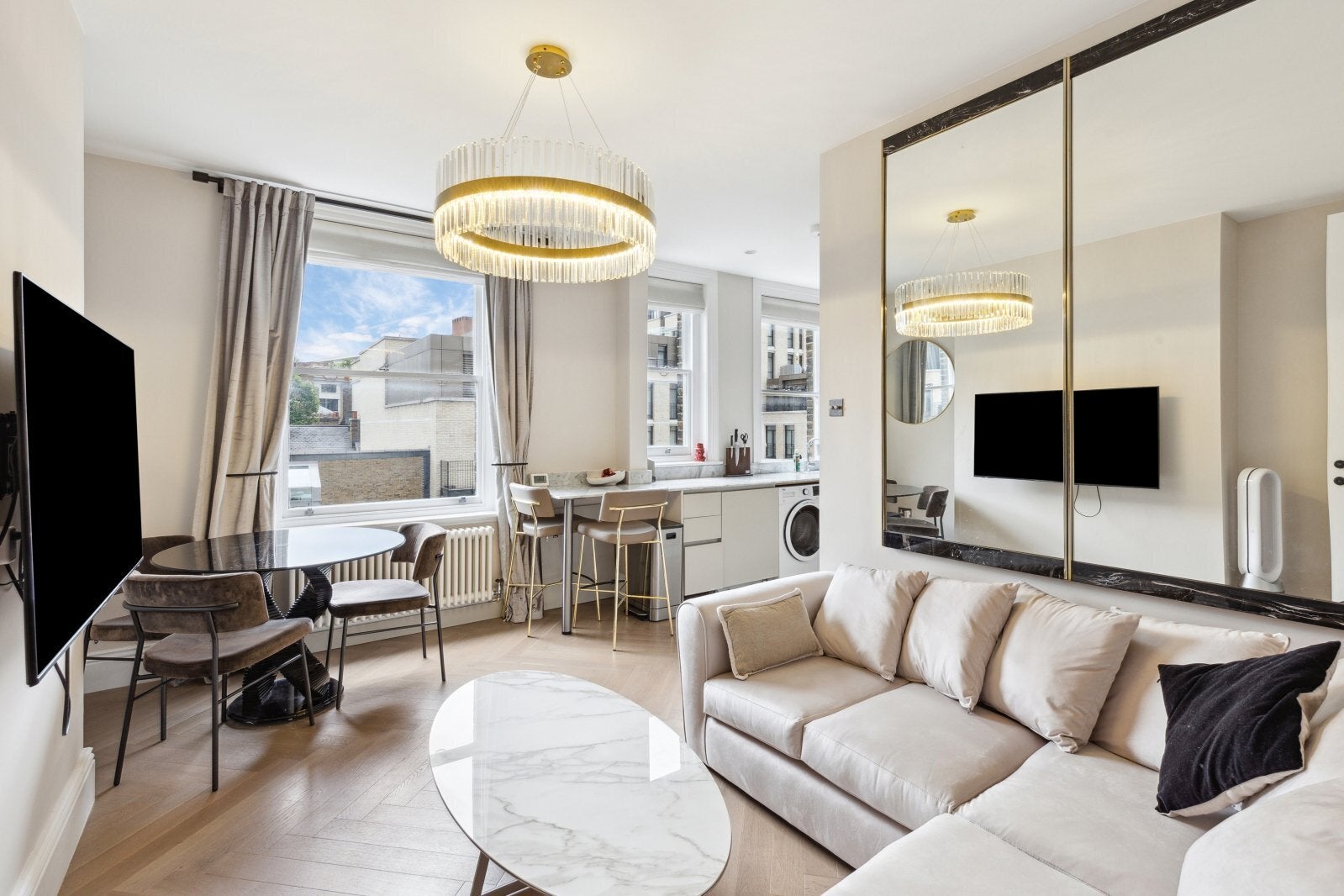 Flat Kensington Court in Greater London