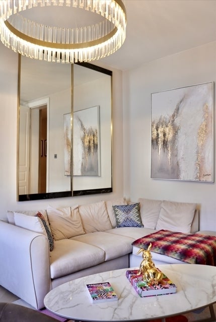 Flat Kensington Court in Greater London
