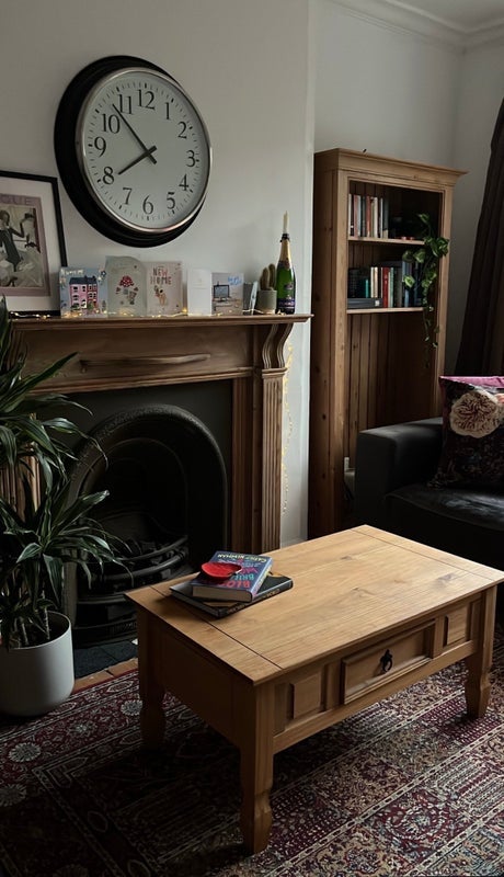 Room West Road in Greater London